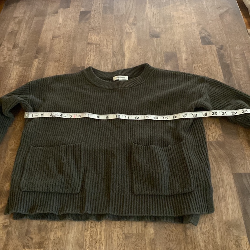 Madewell adorable short sweater with great pockets in front. - Picture 6 of 11